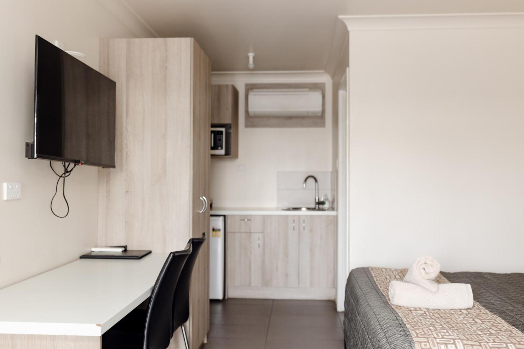 Starline Motor Inn Miles Екстер'єр фото