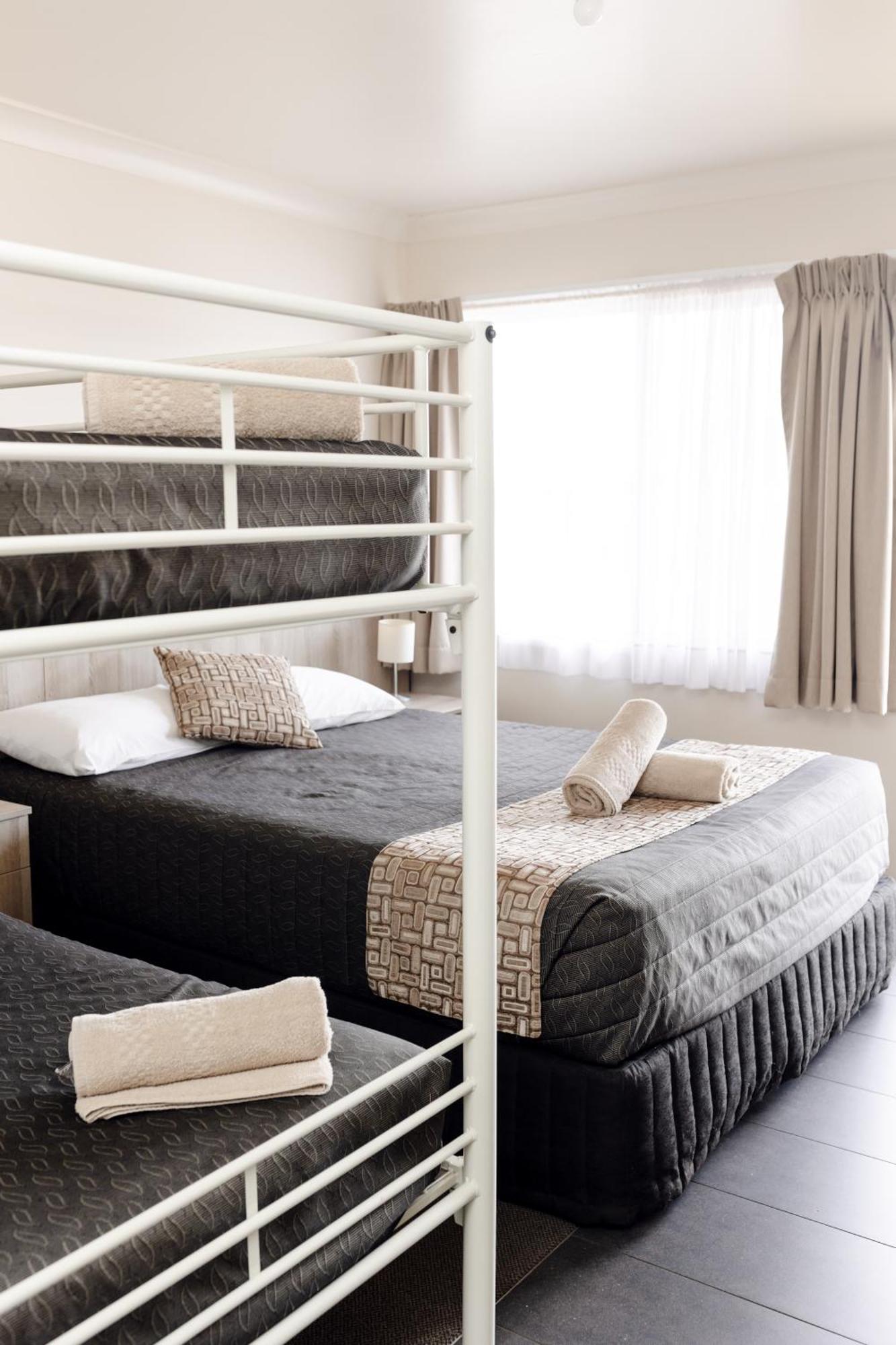 Starline Motor Inn Miles Екстер'єр фото